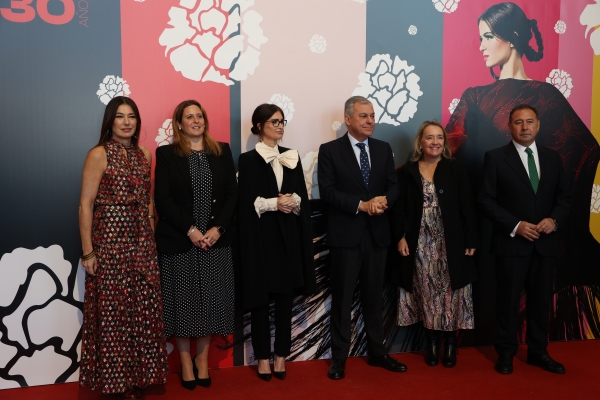 La modelo Mercedes Mu&ntilde;oz inaugura la 30&ordm; edici&oacute;n de SIMOF con una bata de cola con los nombres de todos los dise&ntilde;adores de la historia de SIMOF