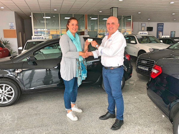 Una vecina de Camas gana el sorteo de los 500 euros al comprar en mayo su nuevo veh&iacute;culo en BERROCAR