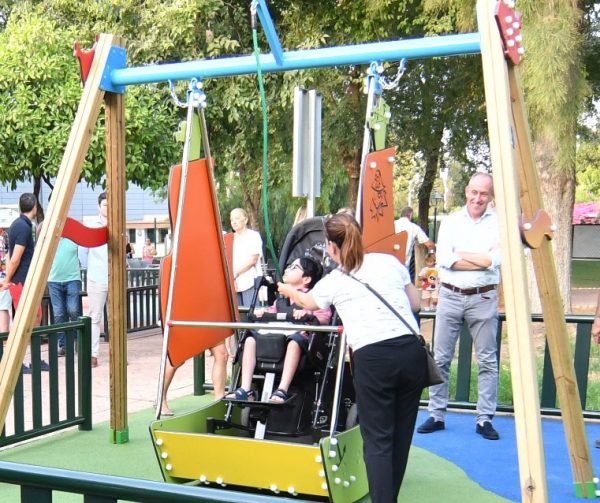 El ayuntamiento de Tomares instala un columpio adaptado para silla de ruedas para ni&ntilde;os con capacidades diferentes