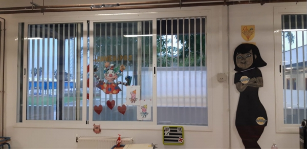 El ayuntamiento de Espartinas instala paneles de Policarbonato en las ventanas de los colegios p&uacute;blicos