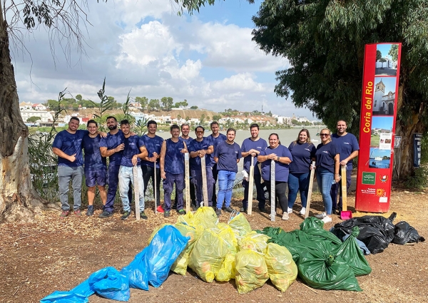El Milagrito conmemora el D&iacute;a Mundial de la Limpieza con la recogida de basura en la ribera del Guadalquivir