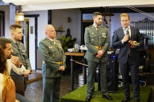 La Guardia Civil de Mairena del Aljarafe distingue al alcalde Antonio Conde en el D&iacute;a de la Fiesta Nacional