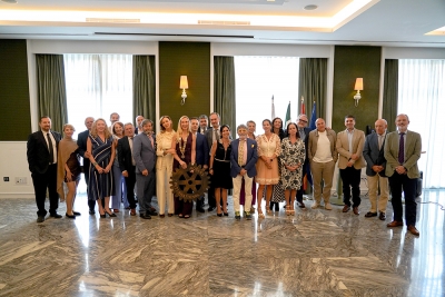 Carlos M. Fernández-Andrade recupera en Rotary Club Sevilla Corporate la historia del peso hispano, precursor del dólar