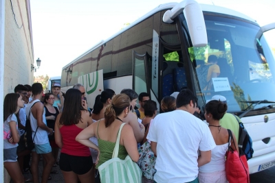 &lsquo;Los jueves al sol&rsquo; lleva a cerca  de 120 vecinos de Gines a la playa onubense de Punta del Moral