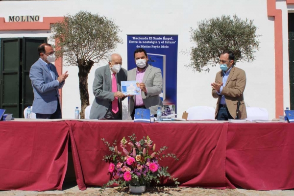 El libro &lsquo;Hacienda El Santo &Aacute;ngel. Entre la nostalgia y el futuro&rsquo;, de Mat&iacute;as Pay&aacute;n Melo, recupera la memoria del Molino de Gines