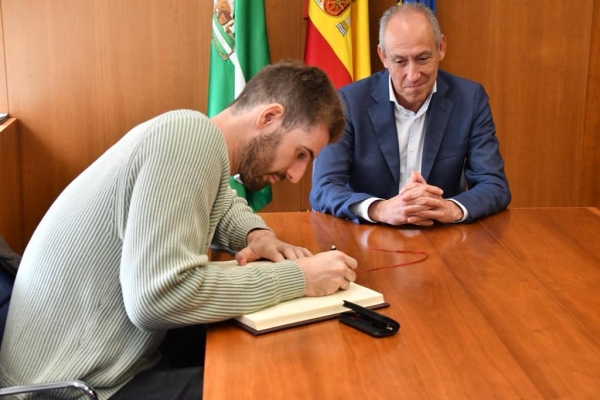 El waterpolista tomare&ntilde;o Miguel de Toro se trae para Tomares el oro de Europa