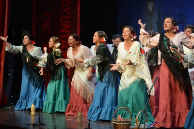 El teatro El Tron&iacute;o se llen&oacute; para presenciar la tercera semifinal  del Carnaval de Gines
