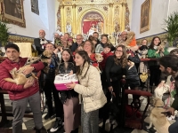 La Capilla de la Hermandad de la Divina Pastora y Santa Marina de Sevilla se llena de mascotas por San Antón