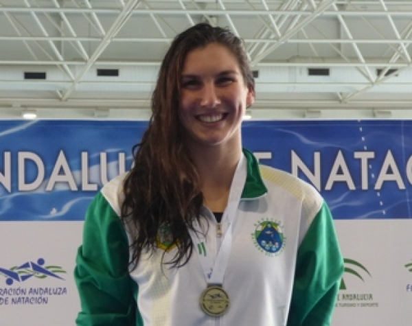 Paula Ruiz Bravo, nadadora del C.N Mairena, recibe el premio Estímulos al Deporte