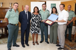La Guardia Civil de Mairena del Aljarafe recibe de la Diputaci&oacute;n una placa de reconocimiento por su colaboraci&oacute;n y presencia permanente con los municipios de la zona