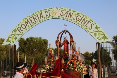 Caluroso reencuentro de Gines con su Patr&oacute;n en la Romer&iacute;a de San Gin&eacute;s