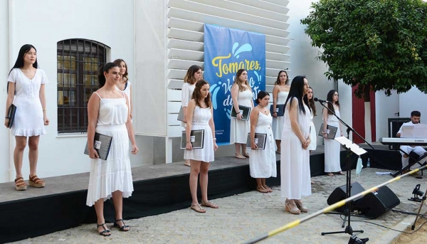 La escolan&iacute;a hace un recorrido musical por el mundo en la apertura de &ldquo;Tomares, un verano diferente&rdquo;