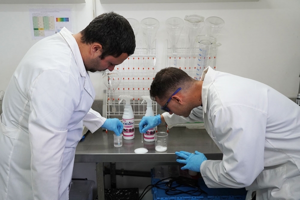 Los clientes del limpiahornos de El Milagrito ampl&iacute;an su uso a barbacoas y chimeneas