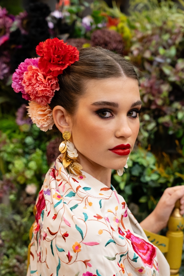 Blanco Azahar innova con claveles de tacto y colores naturales en su colecci&oacute;n floral Flamenca 2024