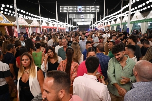 Tomares vive una gran feria para el recuerdo, con una numerosa asistencia de p&uacute;blico