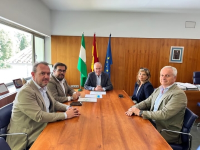 El alcalde de Tomares y el delegado territorial de Economía de la Junta visitan el CADE de Tomares, referente en la provincia en albergar empresas innovadoras y tecnológicas