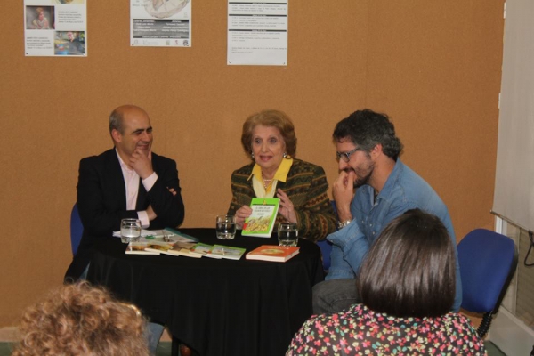 La Feria del Libro de Sanlúcar la Mayor prosigue con encuentros literarios y diversas actividades culturales