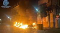 Detenidos cinco jovenes como responsables de la quema de moviliario urbano de Coria del Rio