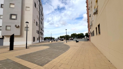 El Ayuntamiento de Tomares presta apoyo a las familias afectadas por el incendio del garaje de la Plaza de la Bruma