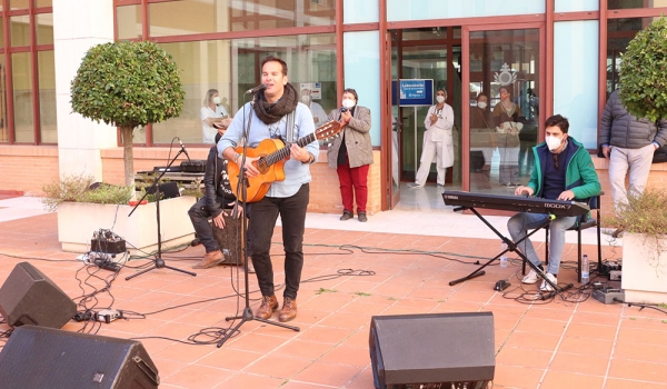 Un recital de villancicos, rosc&oacute;n de reyes y regalos sirven de cierre de estas Fiestas en el Hospital San Juan de Dios del Aljarafe