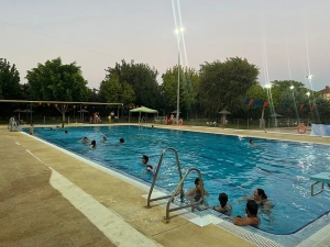Alrededor de 120 ginenses disfrutaron de la cuarta &lsquo;Noche Blanca&rsquo; en la Piscina Municipal de Gines