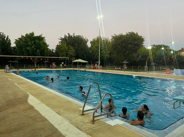 Alrededor de 120 ginenses disfrutaron de la cuarta &lsquo;Noche Blanca&rsquo; en la Piscina Municipal de Gines