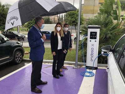 Endesa instala en el centro comercial de la Cartuja de Tomares un punto de recarga doble semir&aacute;pido para veh&iacute;culos el&eacute;ctricos