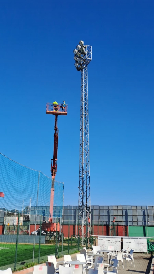 Gelves sustituye las 6 luminarias de las torres del Campo Municipal de F&uacute;tbol