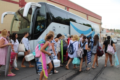 900 vecinos y vecinas de Gines han acudido a la playa este verano gracias a &lsquo;Los jueves al sol&rsquo;