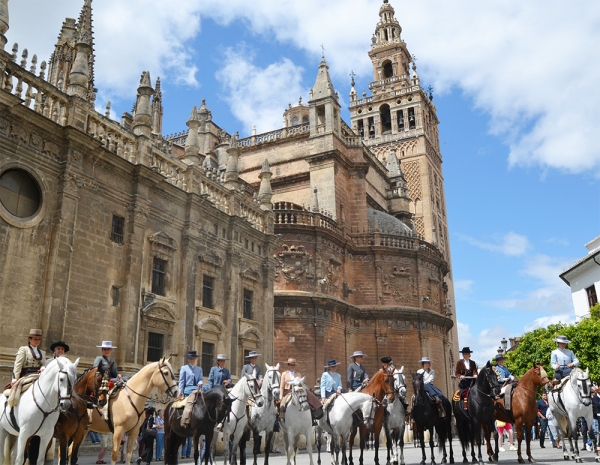 Impulso al turismo y al papel de las Amazonas en el III Paseo Feria de Sevilla