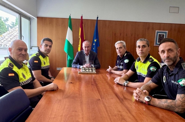 El Ayuntamiento de Catarroja distingue al Ayuntamiento de Tomares y a los cuatro polic&iacute;as locales que ayudaron tras la Dana