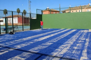 El Ayuntamiento de Gines renueva  el c&eacute;sped de una de las pistas de p&aacute;del del Polideportivo y realiza mejoras en las otras cuatro