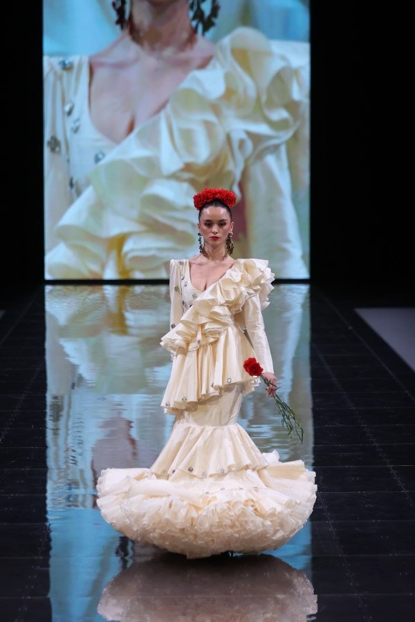 Jos&eacute; Juan Hurtado Revidiego, ganador del certamen 'J&oacute;venes Dise&ntilde;adores Simof 2024', con su colecci&oacute;n &lsquo;Jurdeles&rsquo;