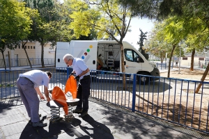 En marcha el servicio de mantenimiento de parques infantiles en Mairena del Aljarafe
