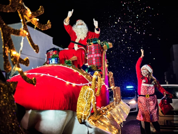 Papá Noel continúa recorriendo las calles de Gines esta semana con  ‘El Trineo de la Alegría’