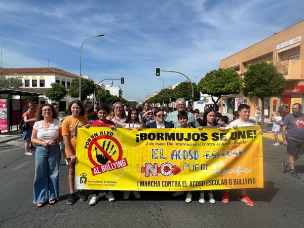 El alumnado de Bormujos dice &lsquo;stop&rsquo; al acoso escolar, en una marcha por el municipio