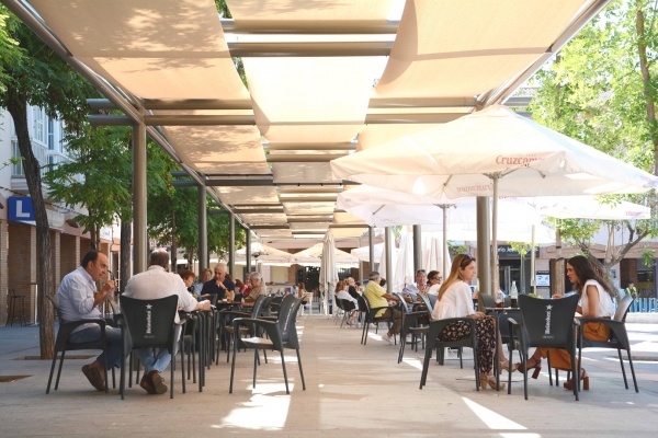 Tomares renueva el entoldado de la p&eacute;rgola de la Plaza del Ayuntamiento