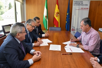 El alcalde de Tomares y el presidente de la Fundaci&oacute;n Laboral de la Construcci&oacute;n firman un acuerdo para fomentar y consolidar el sector en la localidad
