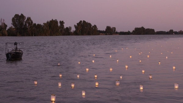Coria del R&iacute;o vuelve a celebrar la ceremonia de los farolillos flotantes