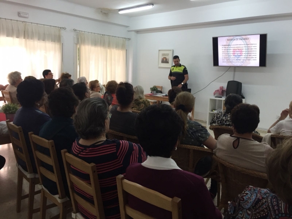 La Polic&iacute;a Local de Castilleja asesora a los mayores en seguridad y prevenci&oacute;n