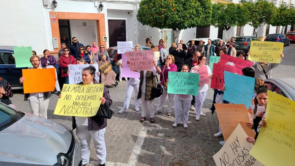 Las trabajadoras del Servicio de Ayuda a Domicilio de Villanueva del Ariscal se concentran ante el Ayuntamiento por impagos y falta de actualizaci&oacute;n del coste/hora