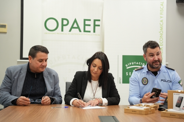 Castilleja de la Cuesta, primer municipio en recibir los nuevos terminales m&oacute;viles por parte de OPAEF para facilitar la labor de la Polic&iacute;a Local