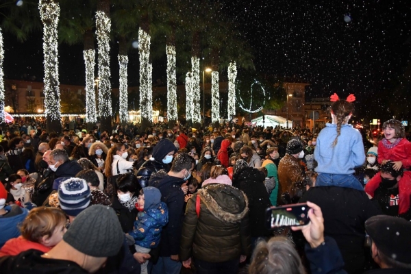 Arranca la Navidad en Tomares con el encendido del alumbrado y una gran nevada