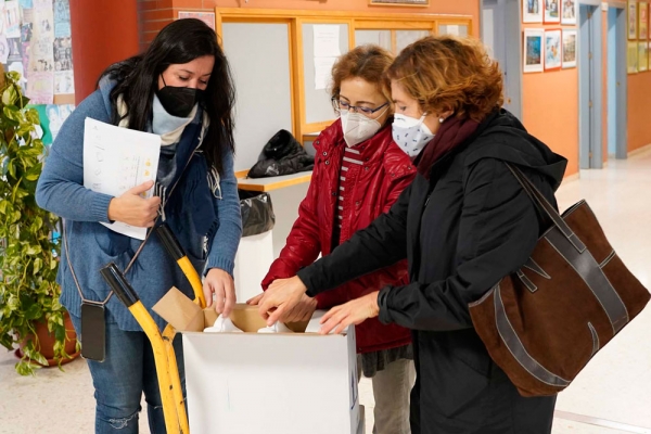 El Ayuntamiento de Mairena reparte mascarillas y gel entre los centros educativos