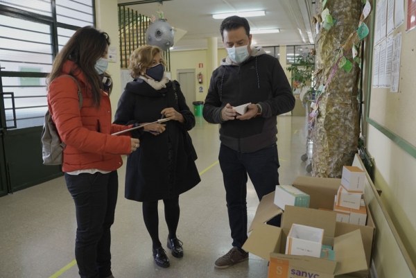 El Ayuntamiento de Mairena reparte 160 medidores de CO2 entre los CEIP