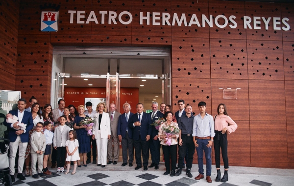 Carmen Herrera inaugura el nuevo Teatro Municipal Hermanos Reyes, junto al presidente de la Diputaci&oacute;n de Sevilla y familiares de los artistas