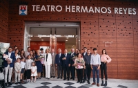 Carmen Herrera inaugura el nuevo Teatro Municipal Hermanos Reyes, junto al presidente de la Diputaci&oacute;n de Sevilla y familiares de los artistas