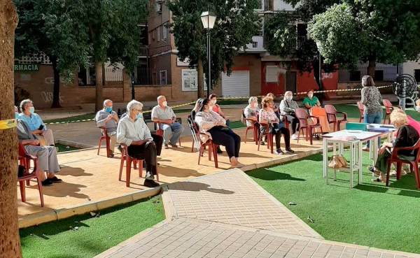 Caperucita inaugura en Mairena del Aljarafe la programaci&oacute;n para mayores