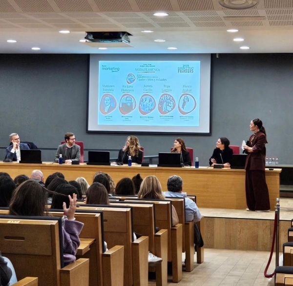 Blanco Azahar apuesta por las flores de tacto natural y colores alegres en su colecci&oacute;n flamenca Abundancia