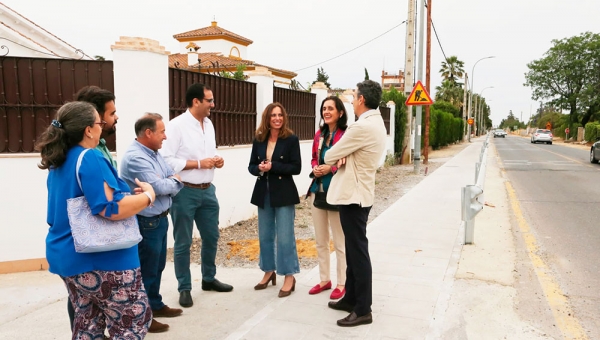 Rocío Díaz visita las obras de seguridad vial en la carretera de Villanueva del Ariscal a Espartinas
